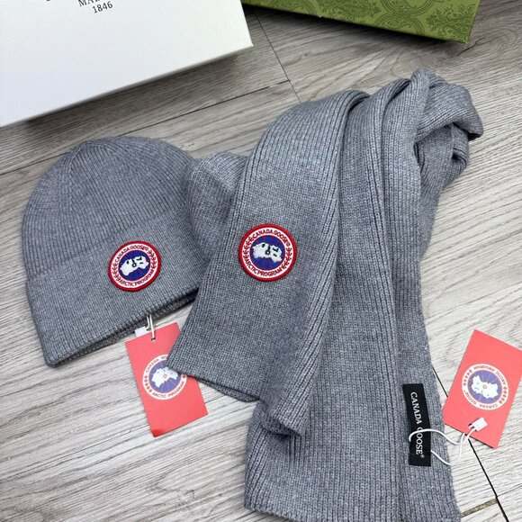 Canada Goose Knitted Hat and Scarf Two-Piece Set - Picture 3 of 7